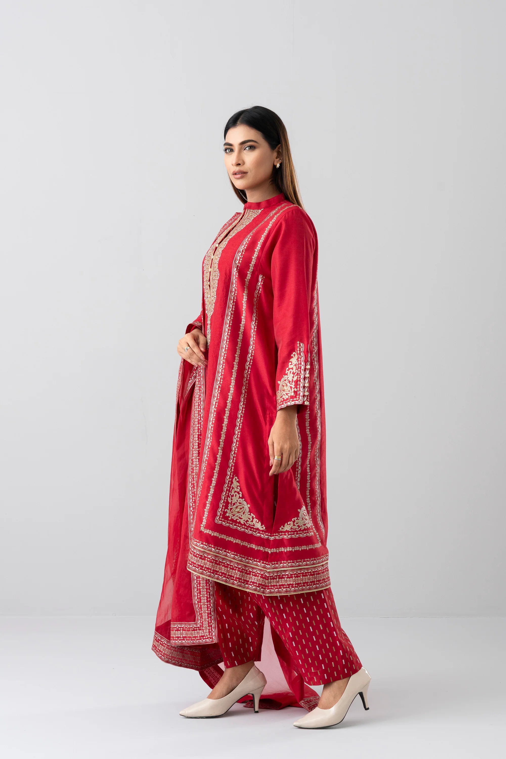 Relaxed Fit Embroidered Three-Piece Ethnic Set with Organza Dupatta