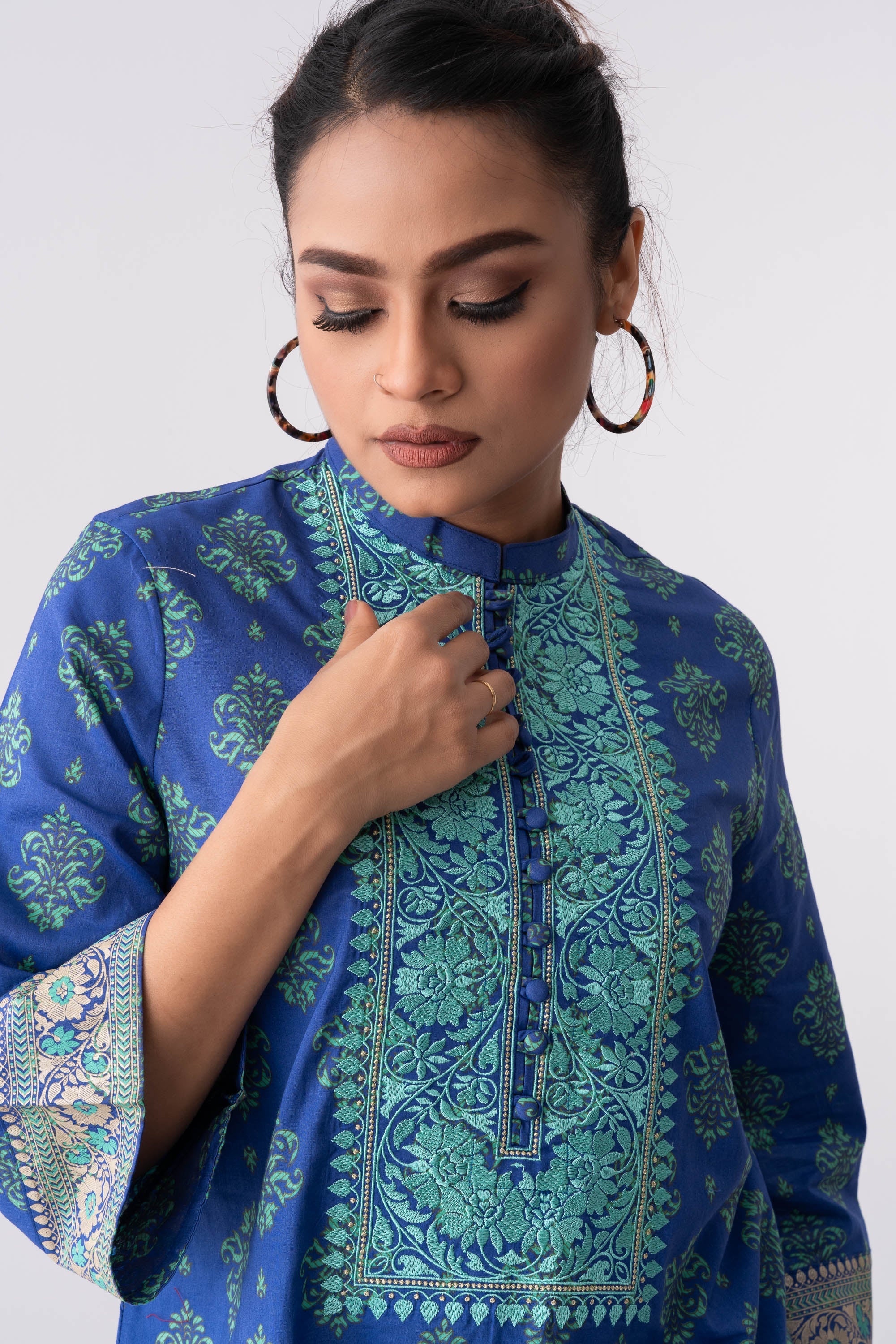 Mid-Length Embroidered Smart Fit Ethnic Kurta