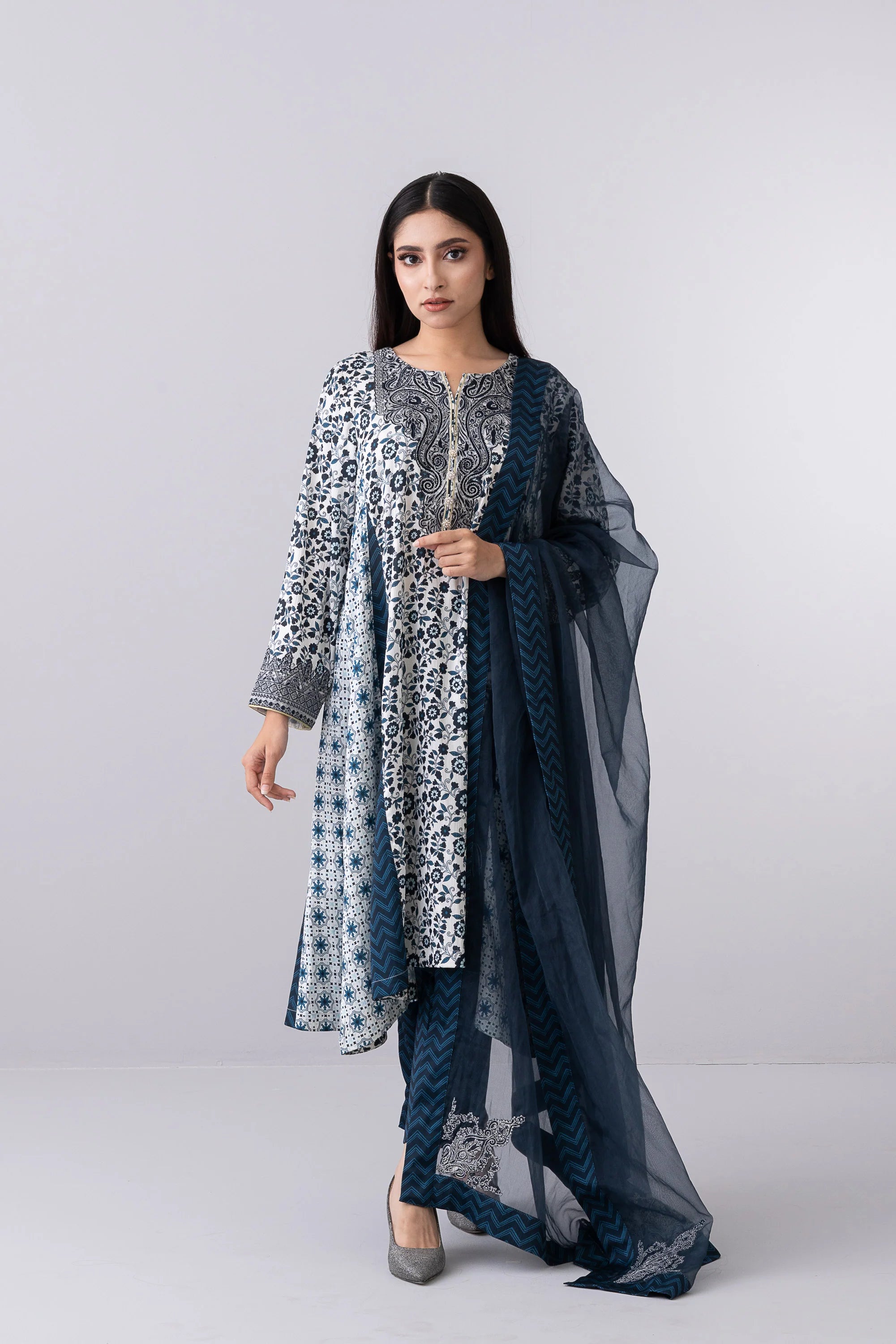 Smart Fit Embellished Three-Piece Formal Set with Organza Dupatta