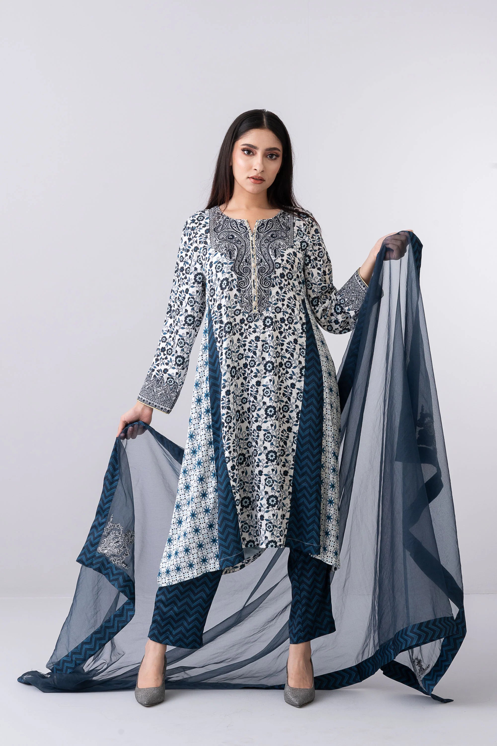 Smart Fit Embellished Three-Piece Formal Set with Organza Dupatta
